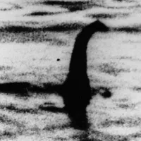 Această fotografie de arhivă nedatată arată o formă întunecată despre care unii oameni spun că ar fi monstrul din Loch Ness, în Scoția. Ulterior s-a dovedit că totul a fost o farsă - Foto: Profimedia Images