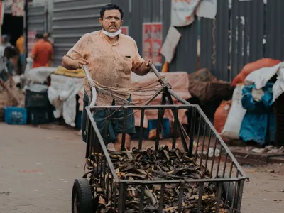 Bărbat cărând deșeuri metalice - Foto: Pexels (rol ilustrativ)
