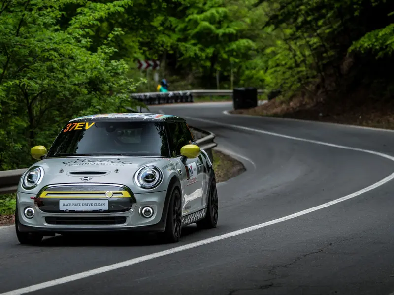 „MIMI”, primul Mini electric de curse din lume dezvoltat în exclusivite în România. / Foto: BMW