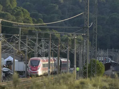 Imaginea zonei accidentului feroviar, cu trenurile avariate, unde au început lucrările de recuperare - Foto: Profimedia Images