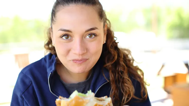 „Snackificarea”, noul trend în alimentație viral pe Tiktok. Nutriționiștii trag un semnal de alarmă - Foto: Profimedia images