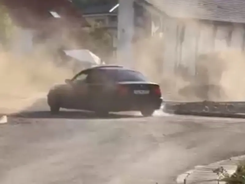 VIDEO Un șofer care făcea drifturi într-un sens giratoriu a rămas fără permis 30 de zile - Foto: captură video