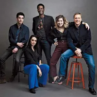 PĂMÂNTENI  (CEI MAI MULȚI) De la stânga: Levi Fiehler, Sara Tomko, Corey Reynolds, Alice Wetterlund și vedeta Alan Tudyk.