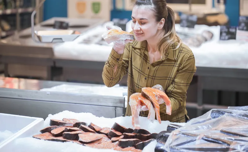 Femeie și fructe de mare - Foto: Freepik