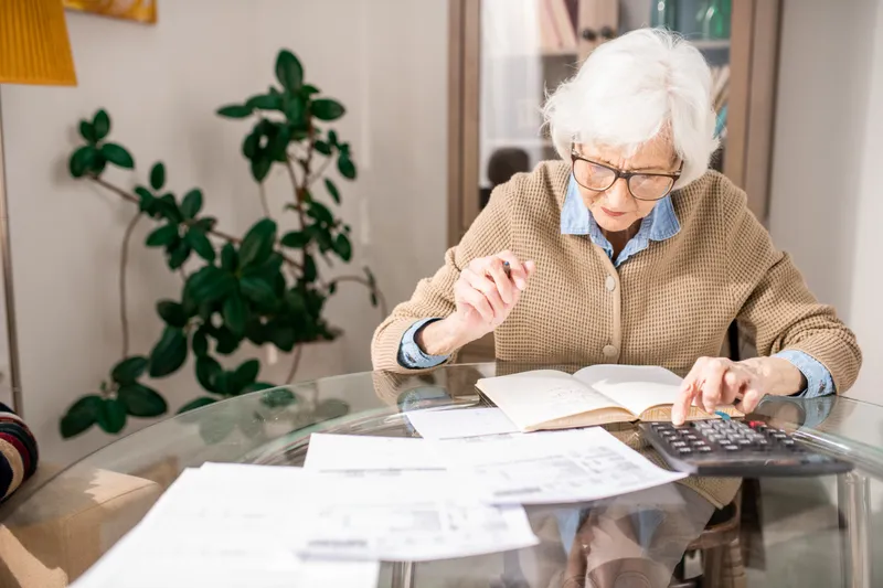 Pensionară care calculează Foto: Freepik (rol ilustrativ)
