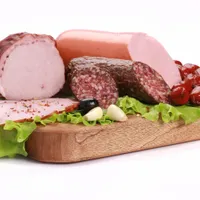 Care sunt cele 5 alimente nesănătoase care îți slăbesc inima? Primul este salamul - Foto: Freepik