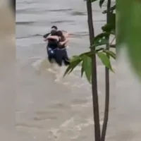 Trei tineri români, luați de ape în Italia. Pompierii i-au văzut, dar n-au putut interveni - Foto: captura video