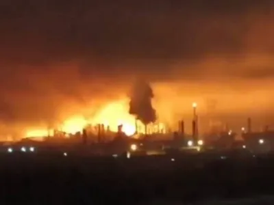 Rafinăria Lukoil-Nizhegorodnefteorgsintez, în flăcări - Foto: X/ @EuromaidanPress