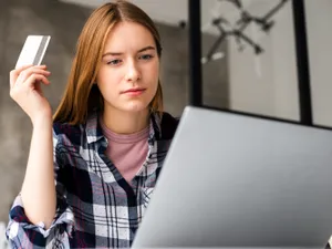 Escrocherie pentru o categorie de români. Plătesc o taxă pe un site fals. Banii ajung la escroci - Foto: Freepik (Imagine cu rol ilustrativ)