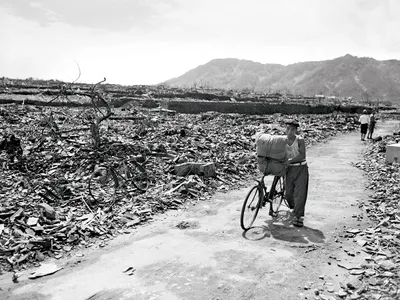 RUINELE În Nagasaki nu mai rămăsese aproape nimic în apropierea centrului exploziei, în afară de moloz. Aici, la patru zile după bombardament