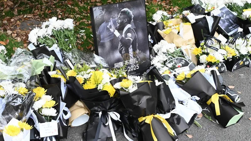 Flori la un memorial improvizat pentru Boupendza, în fața sediului Zhejiang FC, în Hangzhou - Foto: Profimedia Images