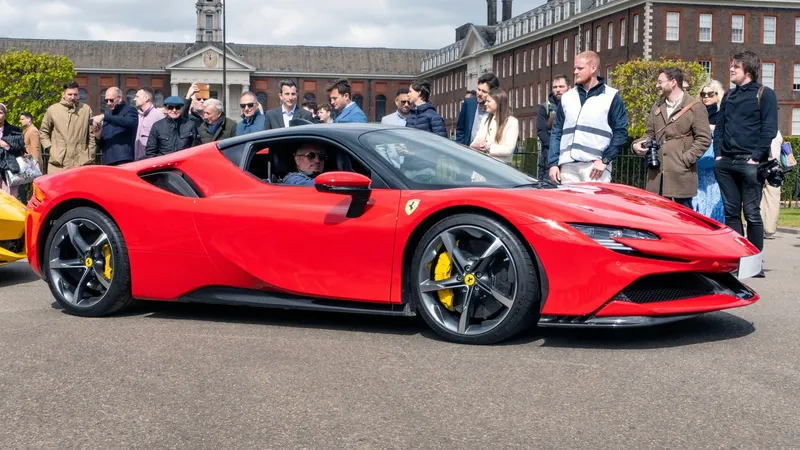 Ferrari de 440.000 €, distrus de un bărbat în timpul unui test drive. Avea 1.000 de cai sub capotă - Foto: Profimedia images
