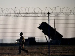 Un soldat trece pe lângă sistemele de apărare antiaeriană Patriot instalate la centrul militar pentru Ucraina de la Rzeszow, din Polonia - Foto: Profimedia Images