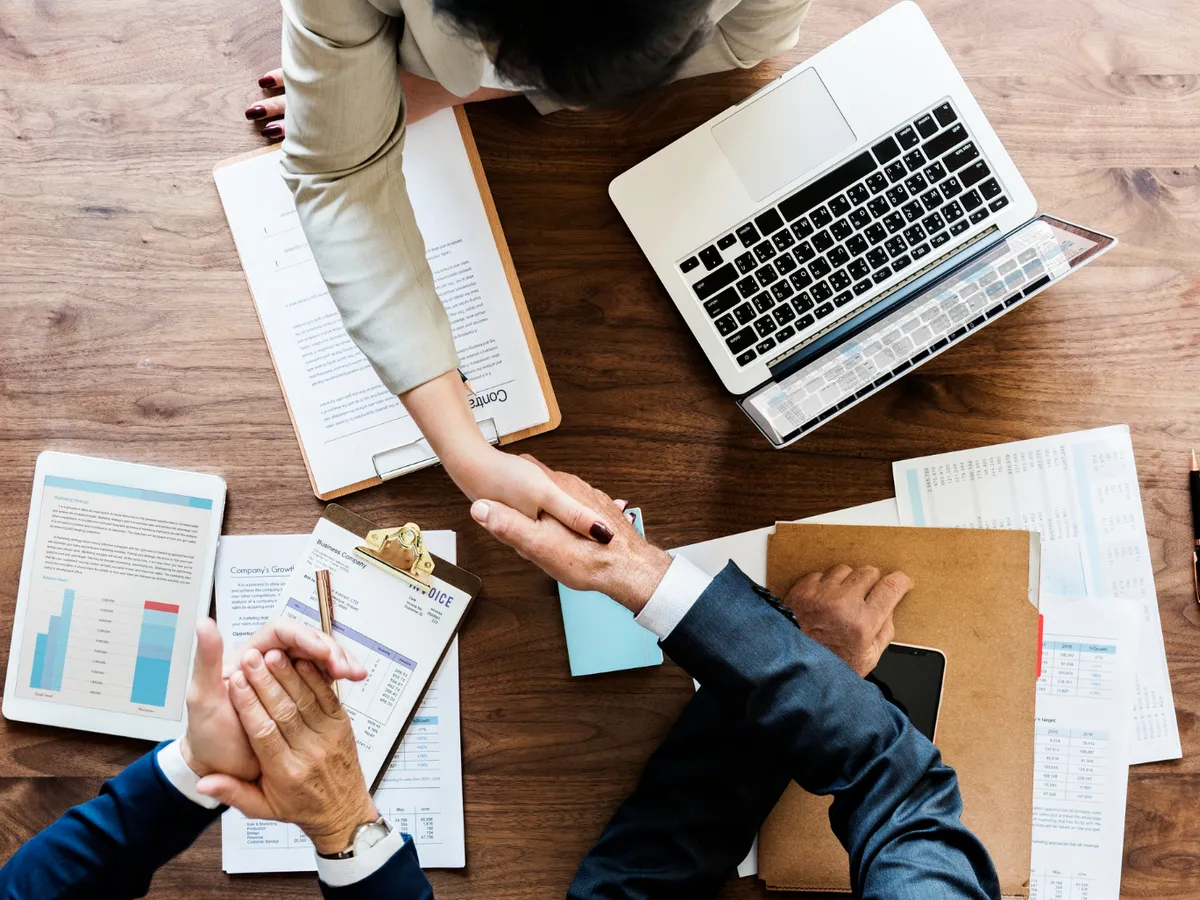 Om de afaceri din Iași lăsat pe drumuri de soție. A pierdut averea după un divorț formal