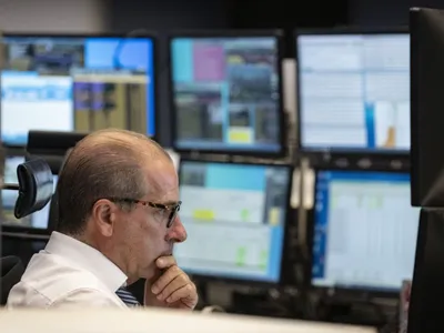 Trader urmărind atent trendul acţţiunilor la Deutsche Börse - Foto: Profimedia Images