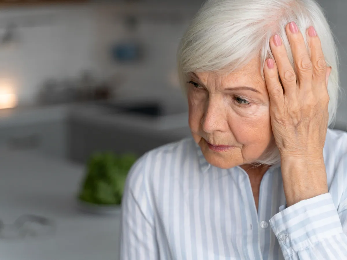 Pensionară primind vești rele la pensie - Foto:Freepik