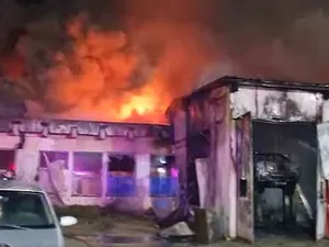 VIDEO Incendiu violent în Craiova: peste 30 de pompieri, cu 7 autospeciale, au intervenit în forță!: FOTO - captura video Facebook(imagine cu rol ilustrativ)