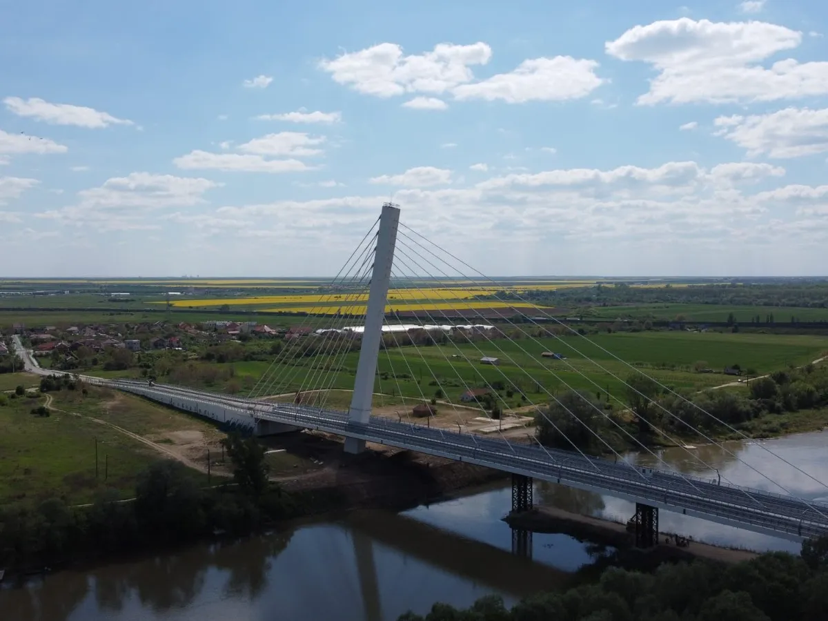 Un pod de 33.000.000€ peste Mureș nu poate fi deschis. S-a torsionat, are probleme structurale grave - Foto: aradon.ro