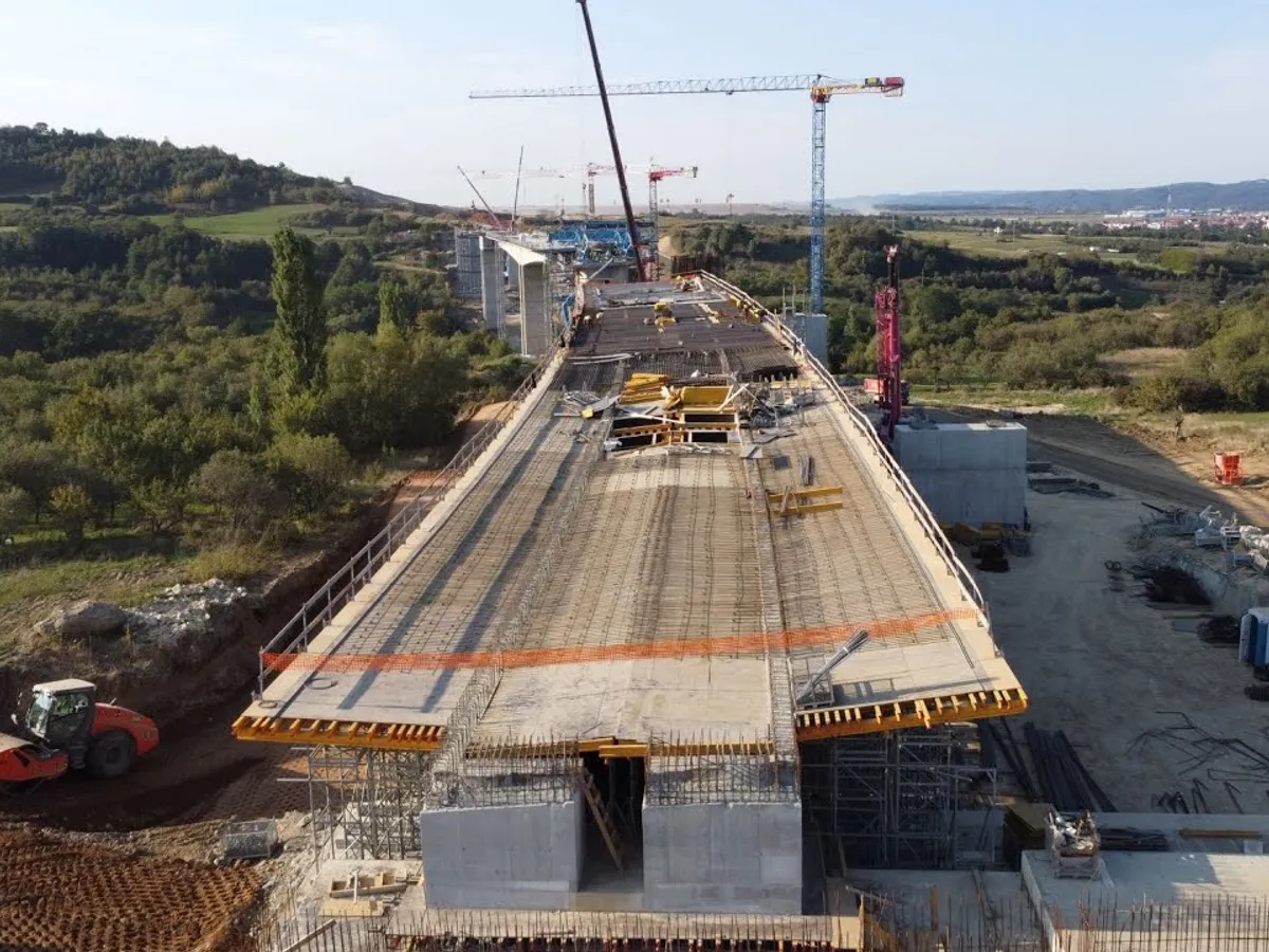 VIDEO 13 km din autostrada Sibiu – Pitești, 60% finalizați. Care este situația pe celelalte loturi / FB