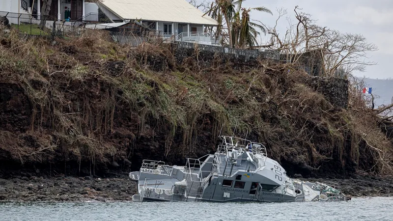 9 români erau pe insula Mayotte, lovită de ciclonul Chido. Evacuați cu o aeronavă militară franceză - Foto: Profimedia Images