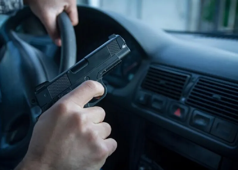 Pistol &icirc;n mașină-Foto: freepik (rol ilustrativ)