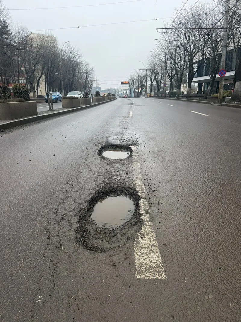 Gropi &icirc;n asfalt &icirc;n București- Foto: Poliția Rutieră