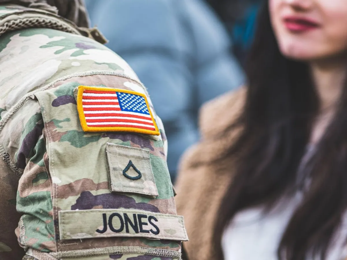 Umărul unui puşcaş marin american, cu steagul SUA pe tunică - Foto: Profimedia Images