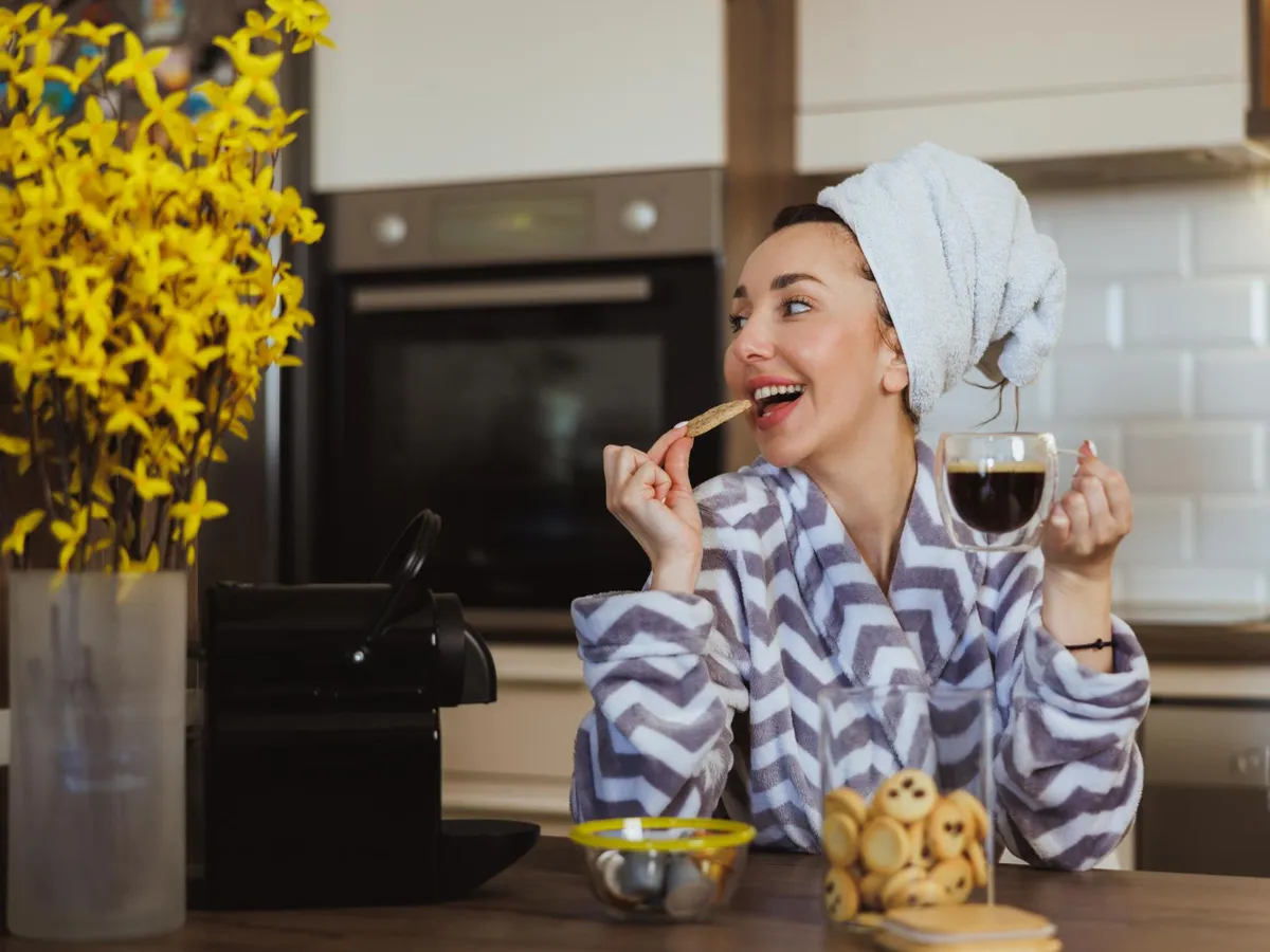 Persoană care își bea cafeaua - Foto: Freepik (Imagine cu rol ilustrativ)