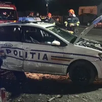 O mașină de la Rutieră cu radar, făcută „garaj” de un BMW. / Foto: tvmneamt.ro