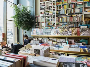 De ce nu se citește în România? 8.000 de biblioteci închise, 2.500.000 cărți distruse după Revoluție - Foto: Pexels / Ksenia Chernaya (Imagine cu rol ilustrativ)