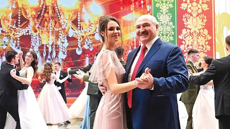 LUKAȘENKO MAI STĂ Venirea iernii a determinat scăderea în intensitate a protestelor din Belarus, deși acestea continuă. La fel și represiunea - Foto: Getty Images