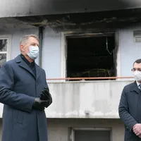 Președintele Klaus Iohannis și ministrul Sănătății, Vlad Voiculescu în fața salonului ars de la „Matei Balș”/FOTO: Presidency