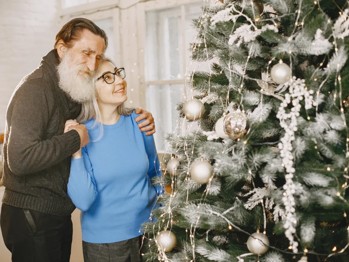 200 lei ajutor la pensie cu ocazia sărbătorilor de iarnă. Cererile se depun de azi. Care pensionari iau banii