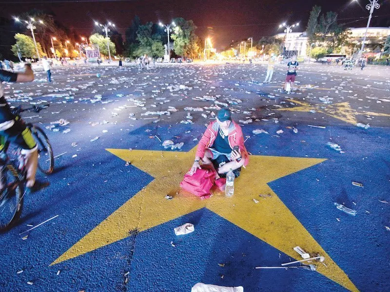 Mormanele de gunoaie lăsate de protestatarii aduși de PSD în Piața Victoriei au fost adunate de tabăra #rezist