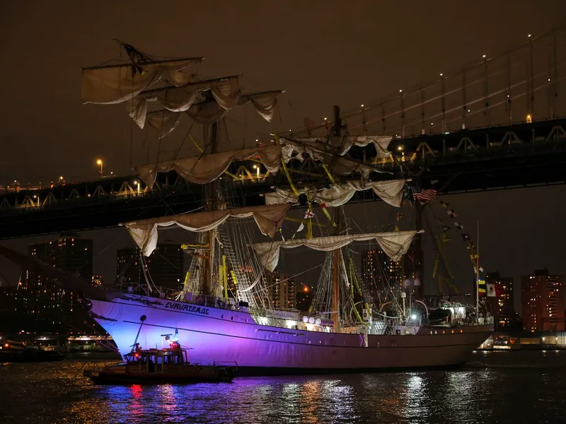 Un velier-școală al Marinei Mexicane s-a înfipt în Podul Brooklyn din New York: 2 morți - Foto: Profimedia Images