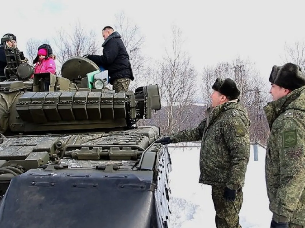 FOTO Cadouri pentru copiii ruși de Anul Nou. Moș Gerilă îi plimbă cu tancul și îi învață să tragă cu arma