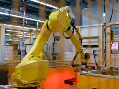 Oamenii sunt înlocuiţi cu roboţi. Un braț robotic funcționează la o stație de testare automatizată a Jabil Circuit, din Jiangsu, China - Foto: Profimedia Images
