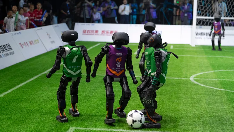 Primul turneu de fotbal între roboți umanoizi cu AI. Și-au dat la gioale ca fotbaliștii - Foto: Profimedia Images
