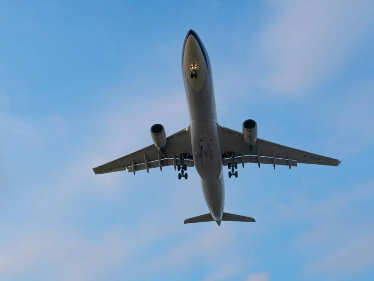 Avion de pasageri zburând - Foto: Pexels/Wei86_Travel Slow life
