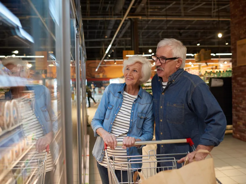 Pensionarii ies cu pensia în supermarket - Foto: Freepik