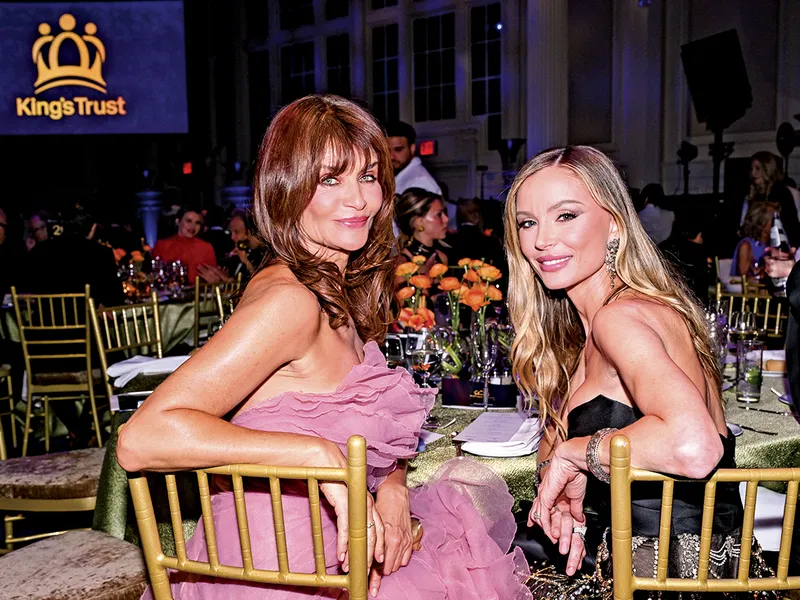 Modelul Helena Christensen (stânga) și designerul Georgina Chapman