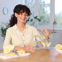 Femeie frumoasă care face în casă băutura care curăță intestinul și colonul - Foto: Freepik