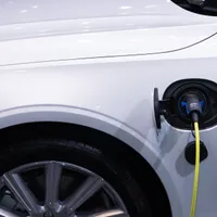 Mai merită să îți iei mașină electircă după scumpirea energiei. - Foto: Peexles / Rathaphon