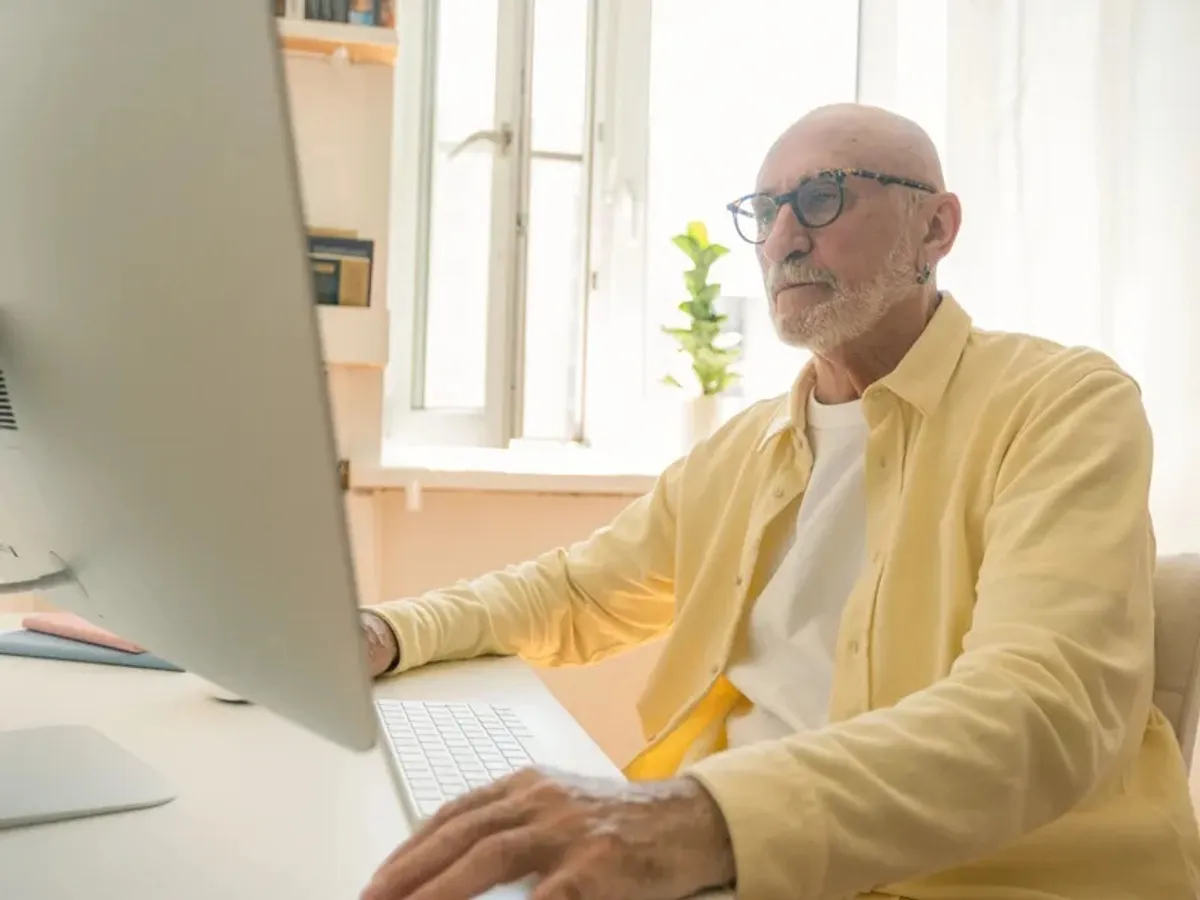 Un pensionar lucrează la pensie -  Foto: Pexels (imagine cu rol ilustrativ)