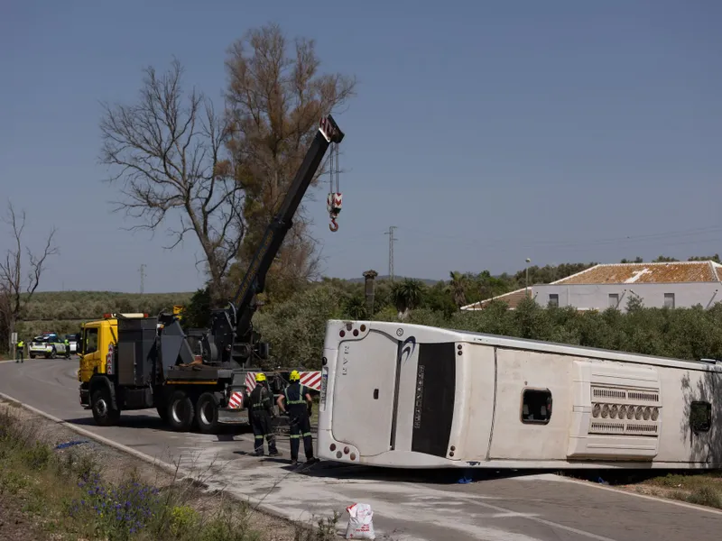 Un autobuz cu muncitori sezonieri români s-a răsturnat în Spania: doi morți și 16 răniți. / Foto: elpais.com