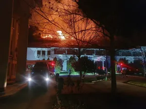 Incendiu de proporții la Judecătoria Ilfov. Flăcările au cuprins o mare parte din clădire Foto: ISU Ilfov