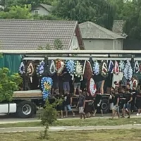 Înmormântat cu TIR-ul plin de flori, după ce a băut, și-a lovit soția și a „zburat” cu BMW-ul. / Foto: focuspress.ro