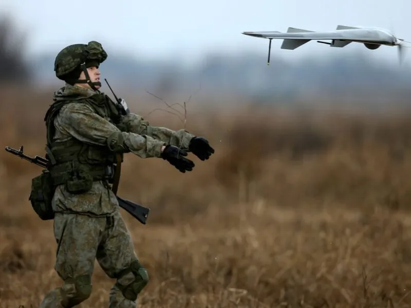 VIDEO Rușii folosesc drone kamikaze pentru a ucide soldați ucraineni. Stau în aer până găsesc ținta  / Lybian Express