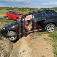Un BMW a ajuns în șanț  după ce a acroşat o motosapă Foto: BZI