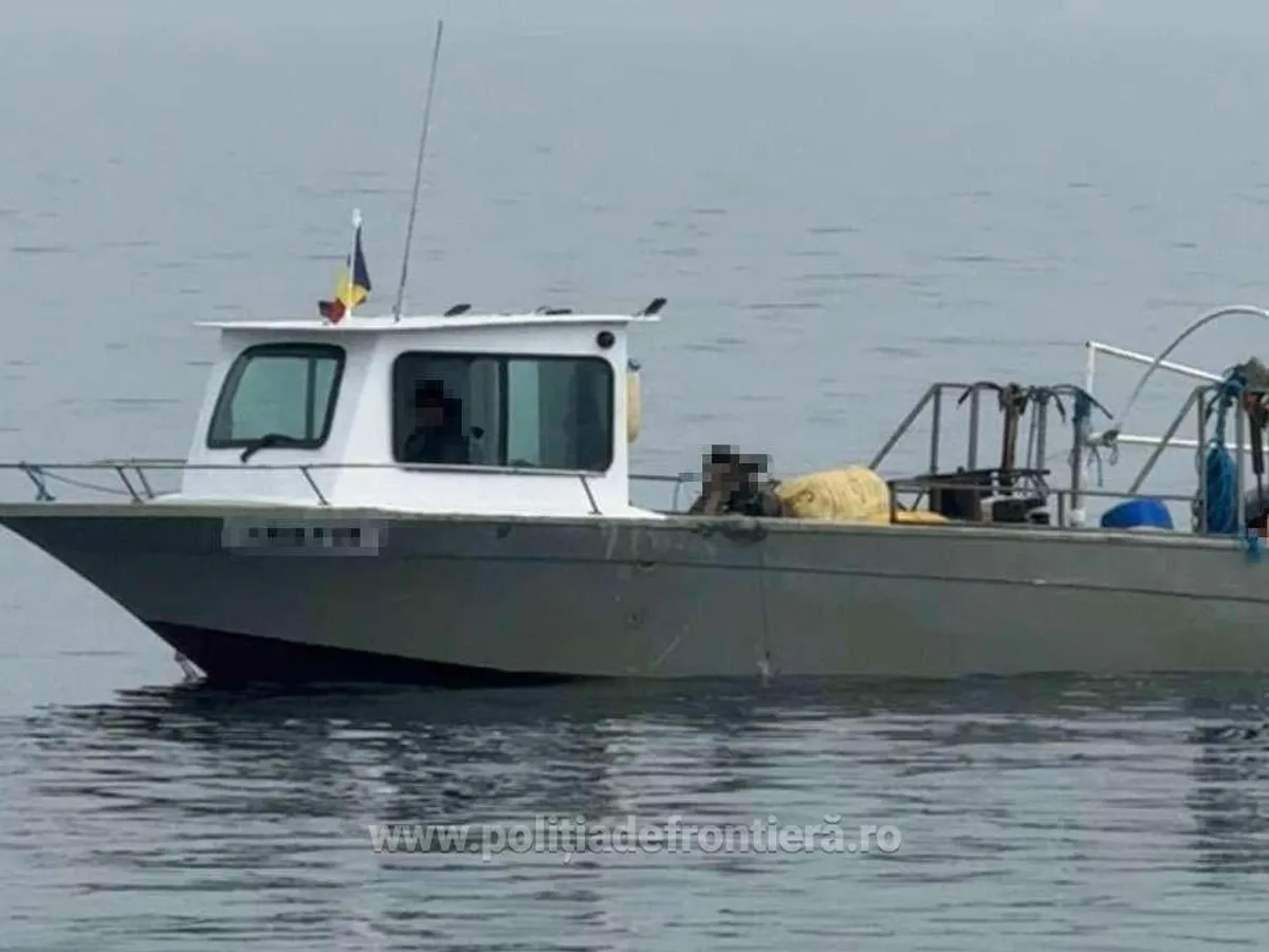 Patru bărbaţi, prinşi în timp ce pescuiau ilegal în Marea Neagră. Ambarcațiunea avea un motor furat - Foto: Poliția de Frontieră